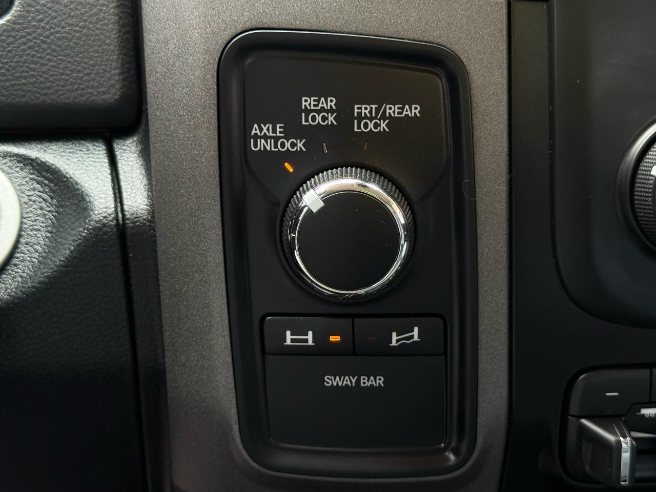 RAM 2500 Tradesman 4x4 Crew Cab 6'4" Box 2017