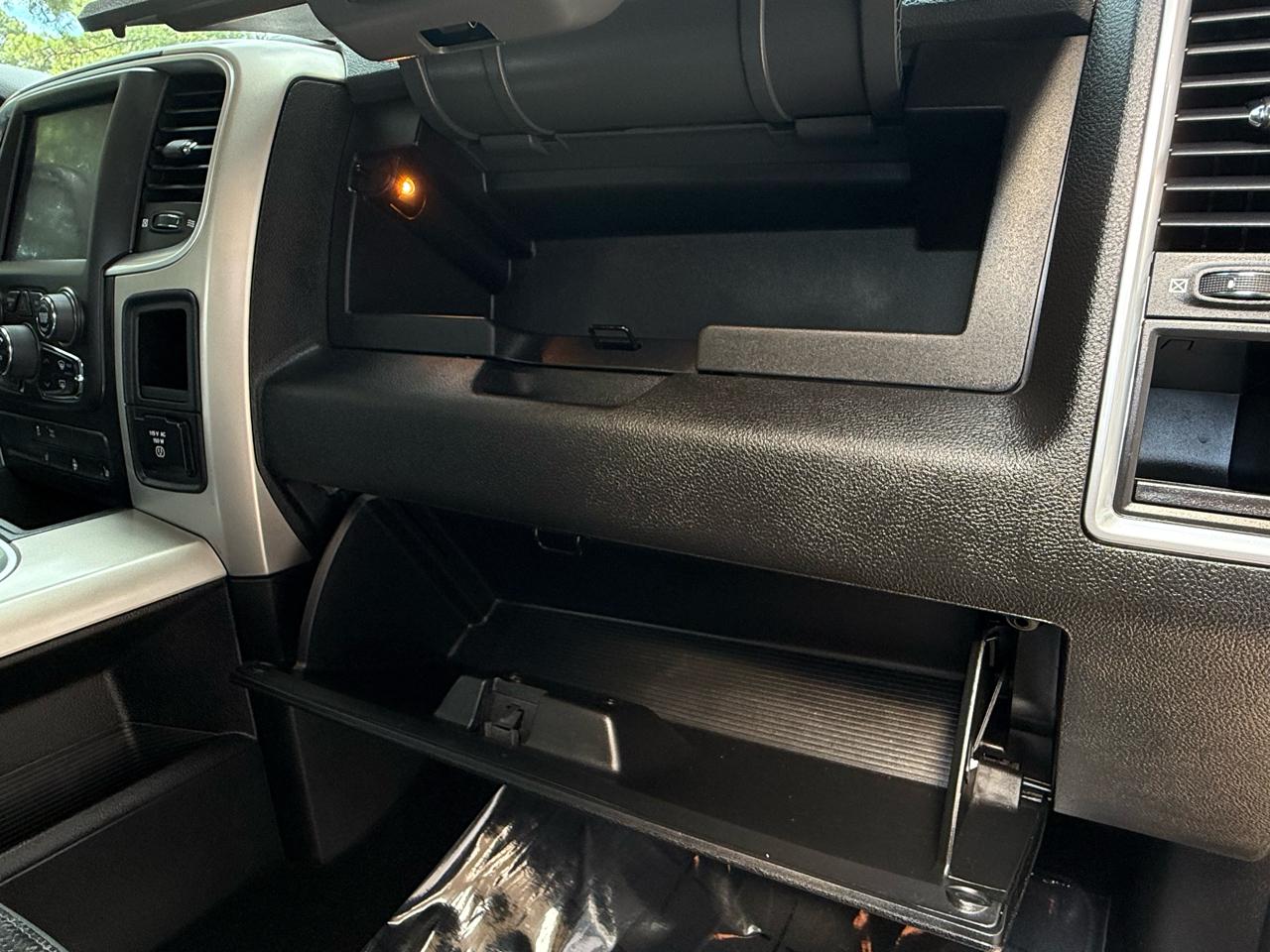 RAM 1500 Classic SLT 4x4 Crew Cab 5'7" Box 2019