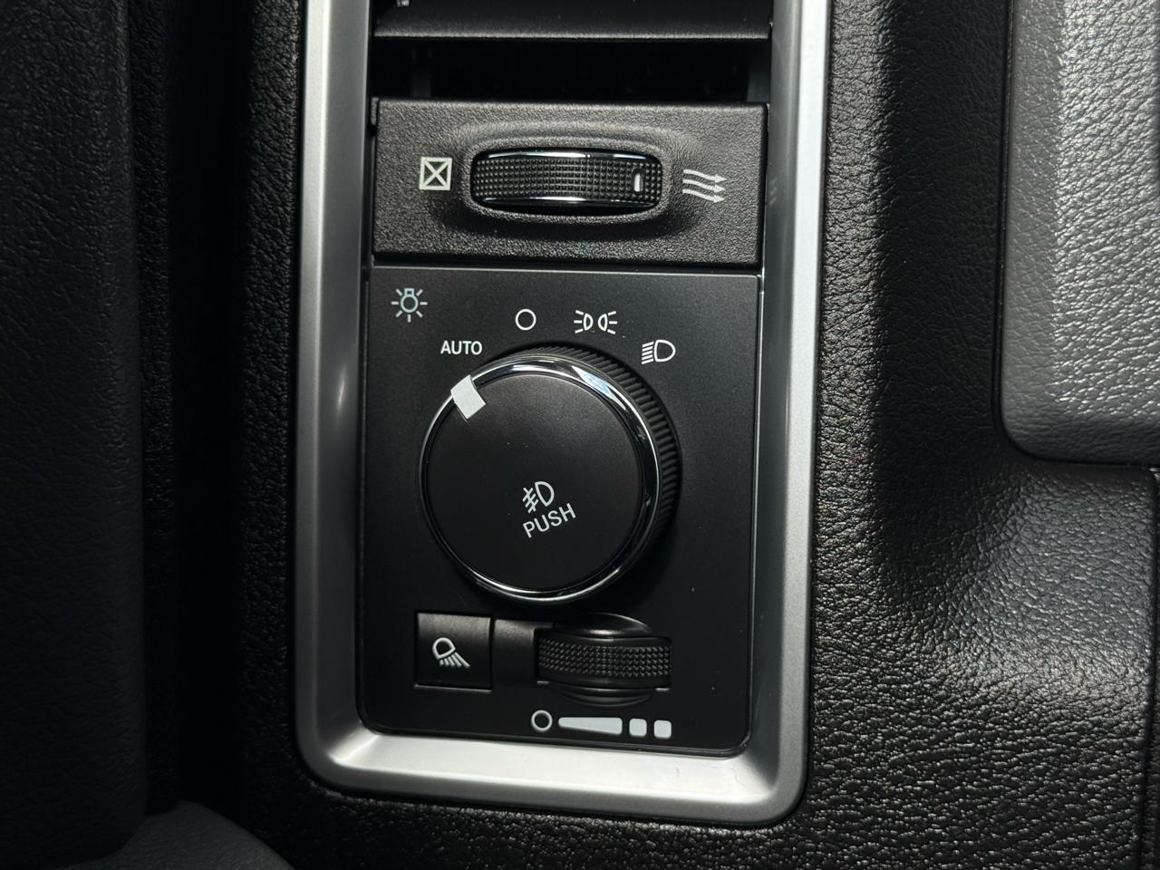 RAM 1500 Classic SLT 4x4 Crew Cab 5'7" Box 2019