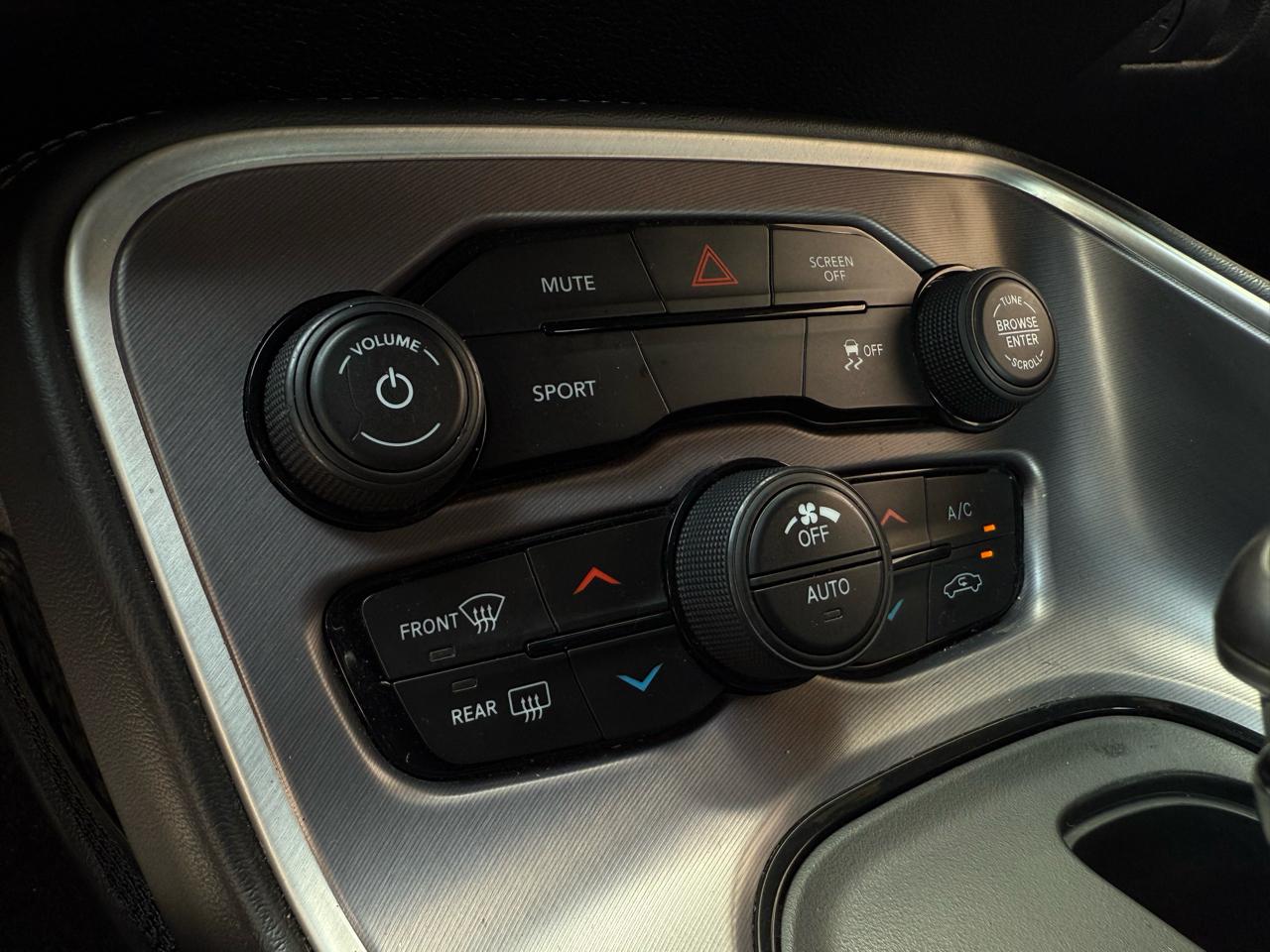 Dodge Challenger SXT RWD 2019