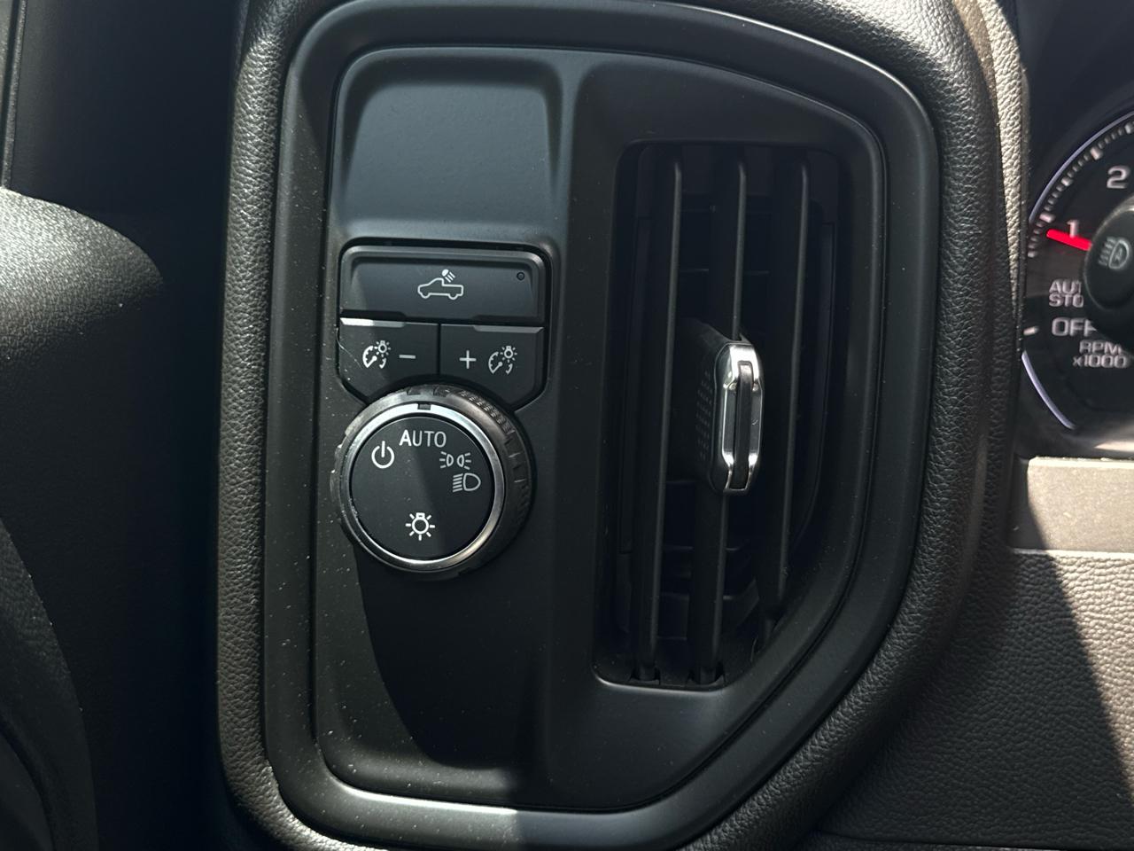 Chevrolet Silverado 1500 2WD Crew Cab 147" Custom 2022