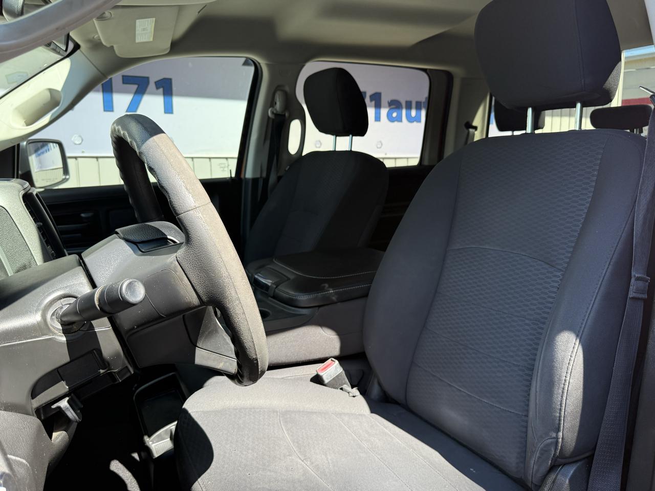 RAM 1500 Classic Express 4x2 Crew Cab 5'7" Box 2019