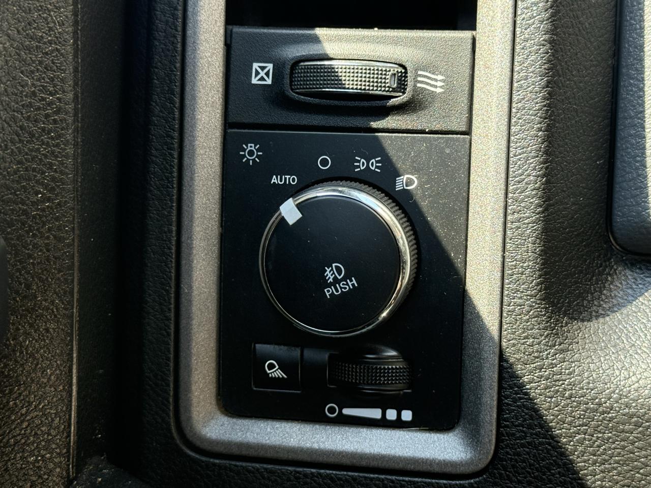RAM 1500 Classic Express 4x2 Crew Cab 5'7" Box 2019