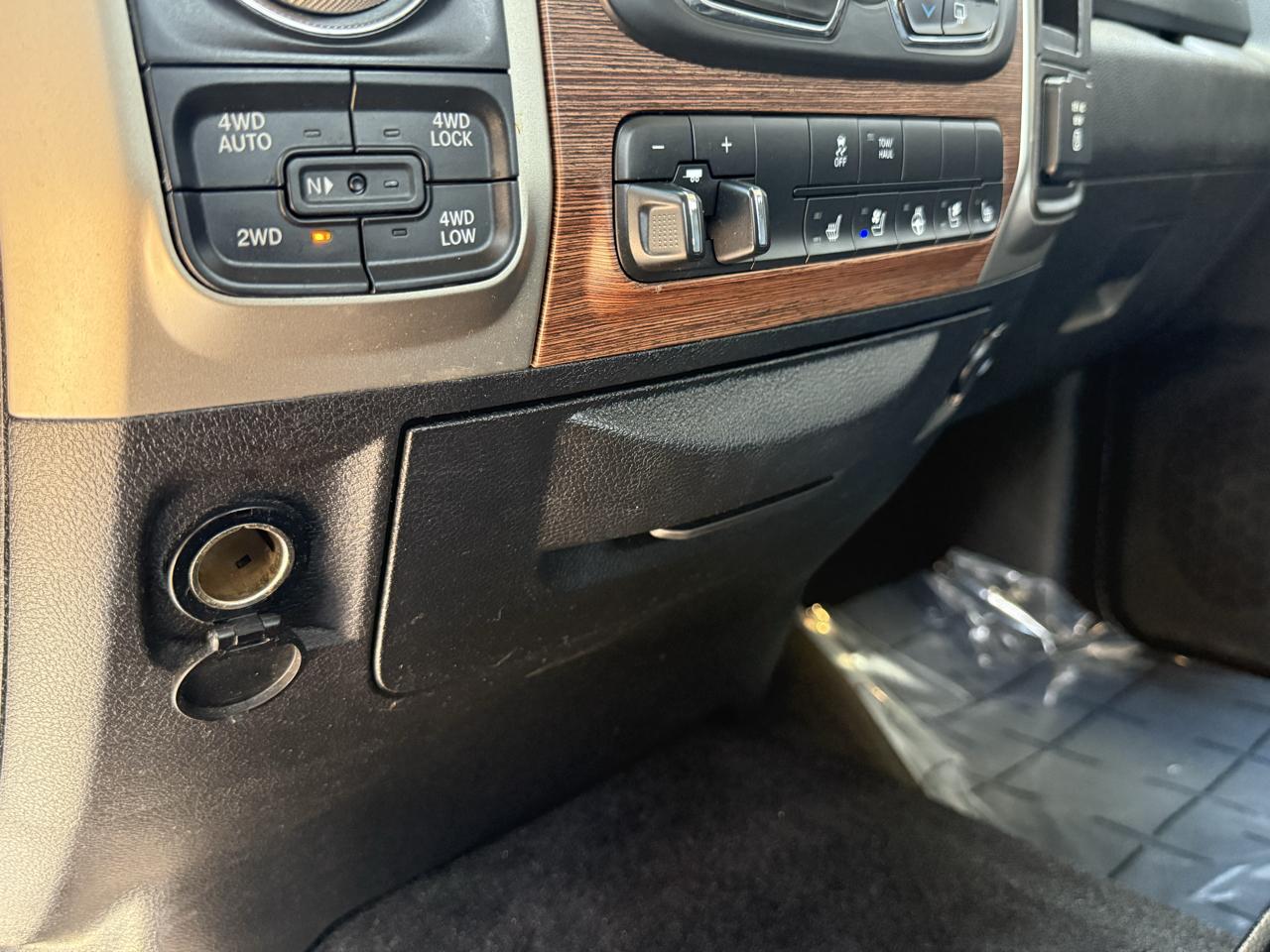 RAM 1500 4WD Crew Cab 140.5" Laramie 2014