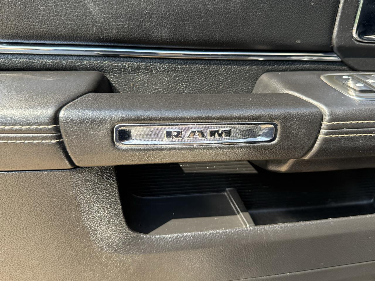 RAM 1500 4WD Crew Cab 140.5" Laramie 2014