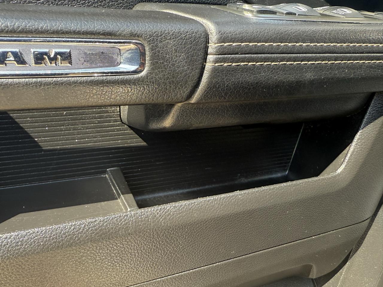RAM 1500 4WD Crew Cab 140.5" Laramie 2014