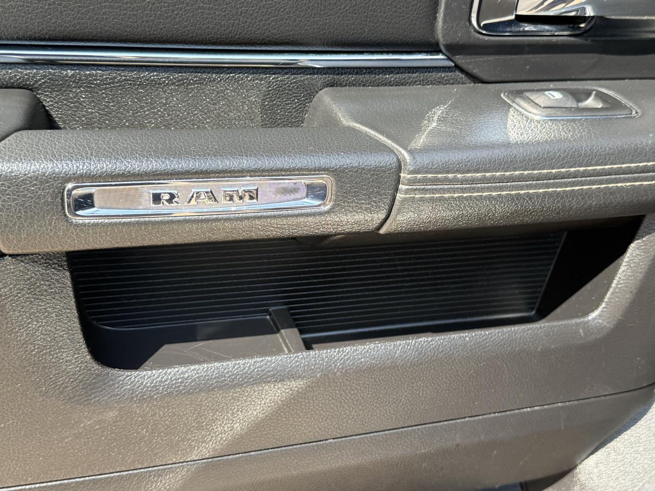 RAM 1500 4WD Crew Cab 140.5" Laramie 2014