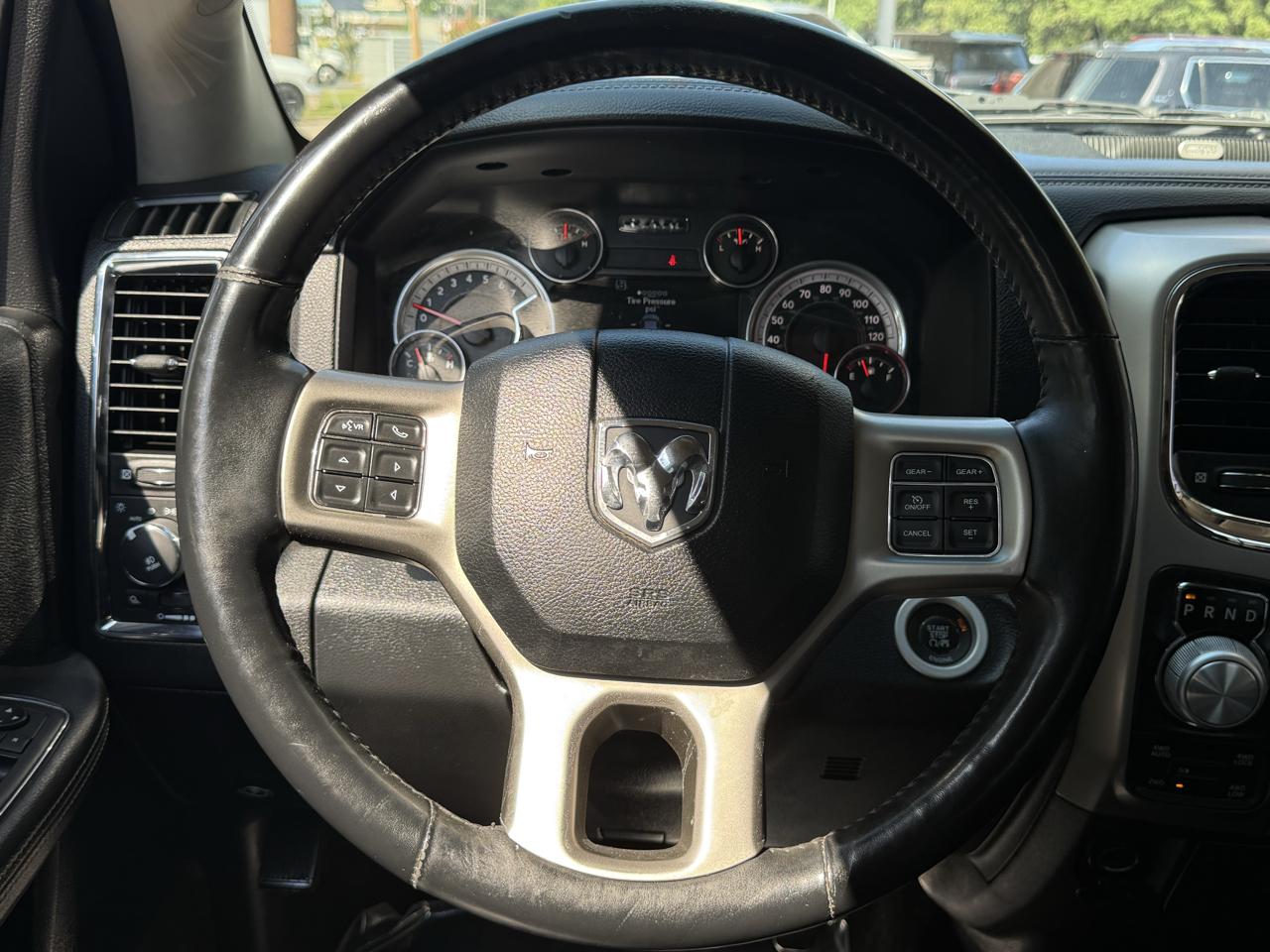 RAM 1500 4WD Crew Cab 140.5" Laramie 2014
