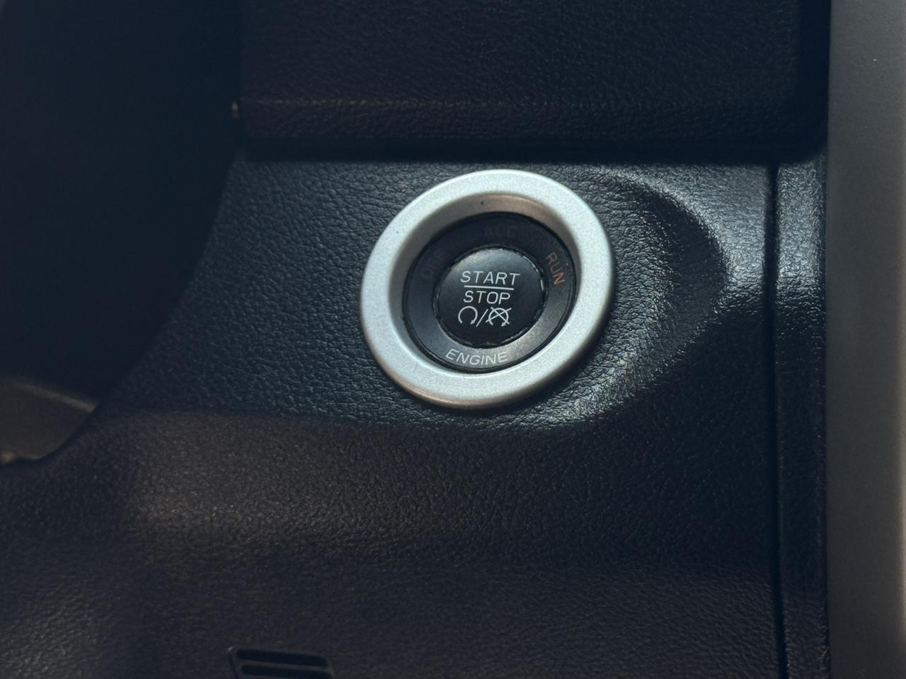 RAM 1500 4WD Crew Cab 140.5" Laramie 2014