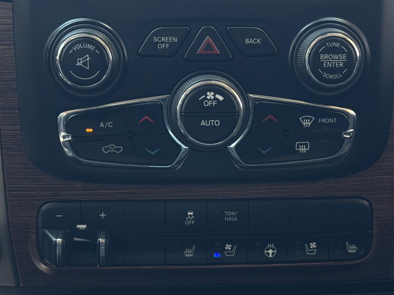RAM 1500 4WD Crew Cab 140.5" Laramie 2014