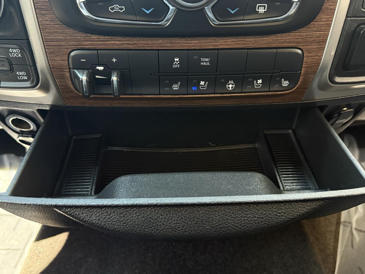 RAM 1500 4WD Crew Cab 140.5" Laramie 2014