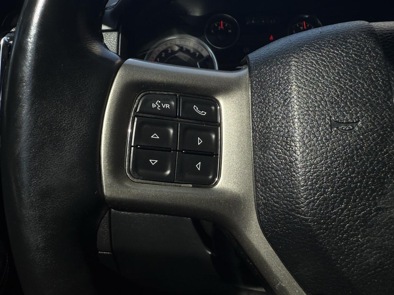 RAM 1500 4WD Crew Cab 140.5" Laramie 2014