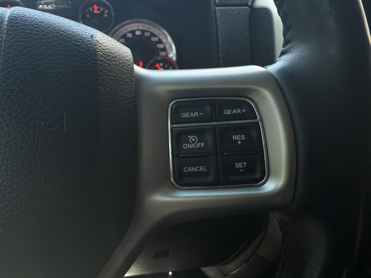 RAM 1500 4WD Crew Cab 140.5" Laramie 2014