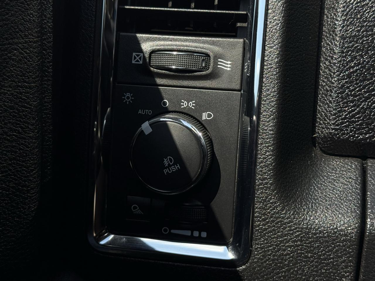 RAM 1500 4WD Crew Cab 140.5" Laramie 2014