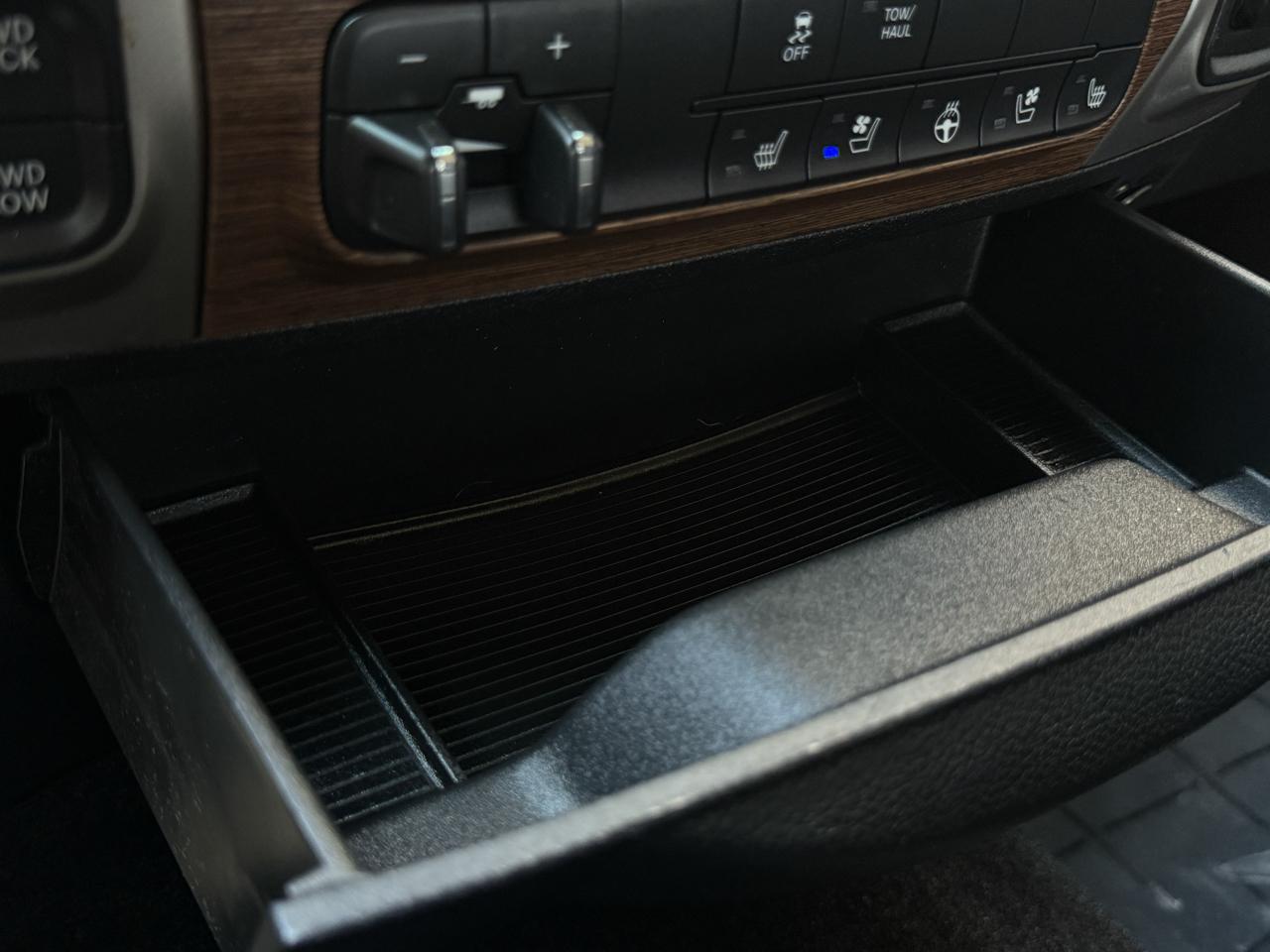RAM 1500 4WD Crew Cab 140.5" Laramie 2014