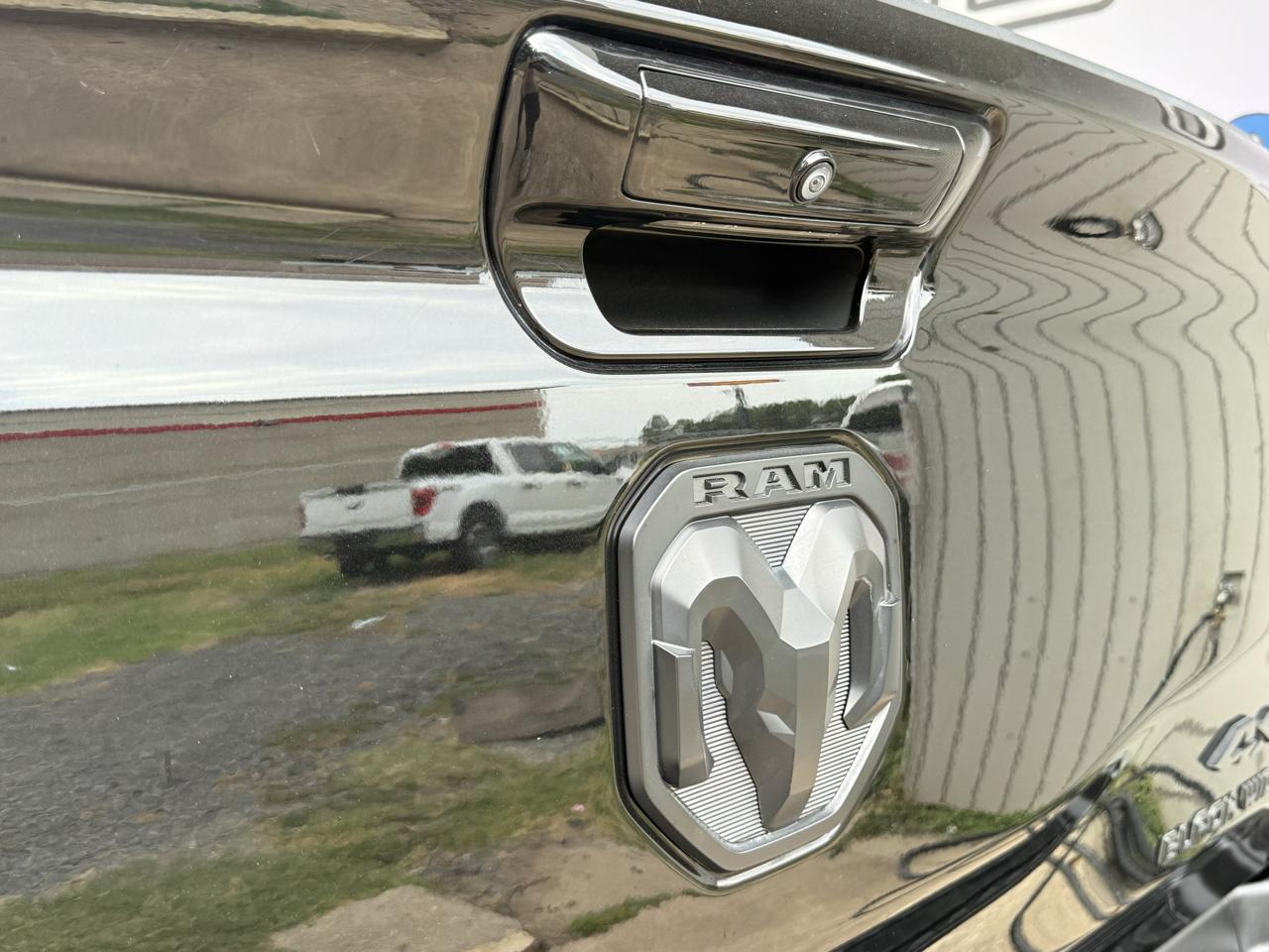RAM 1500 Big Horn 4x4 Crew Cab 5'7" Box 2023