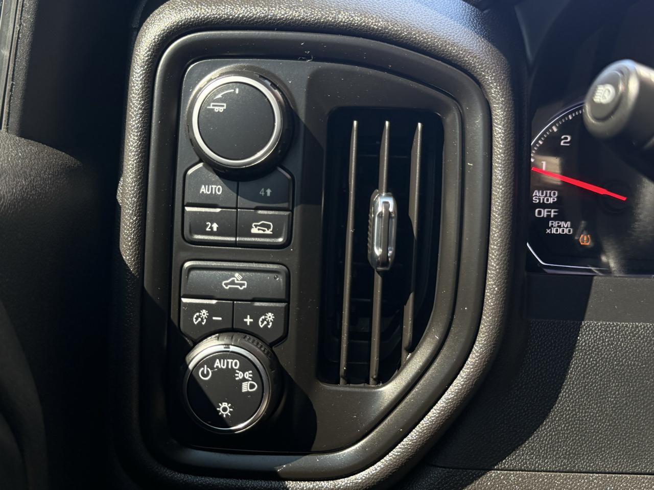 Chevrolet Silverado 1500 4WD Crew Cab 147" Custom 2022