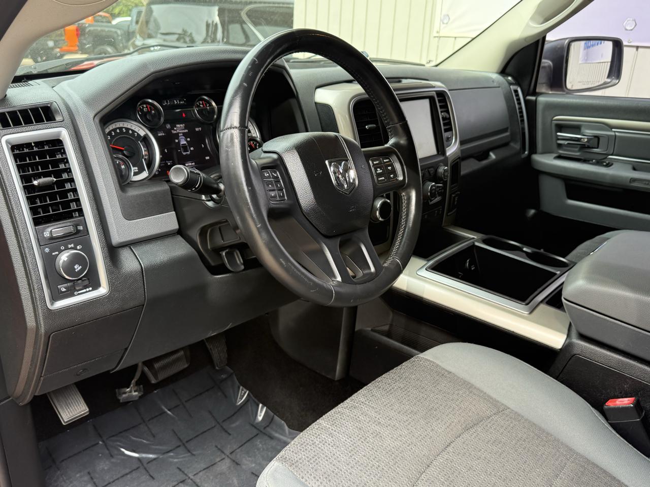 RAM 1500 2WD Crew Cab 140.5" Big Horn 2015