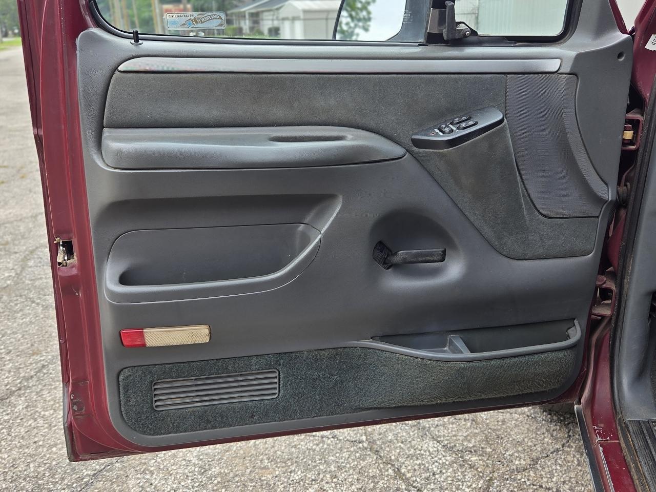 Ford F-150 XLT 2WD Reg Cab 6.5' Box 1992