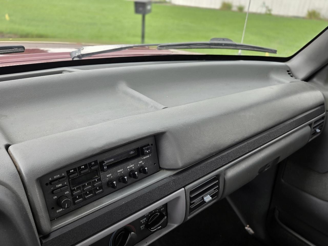 Ford F-150 XLT 2WD Reg Cab 6.5' Box 1992