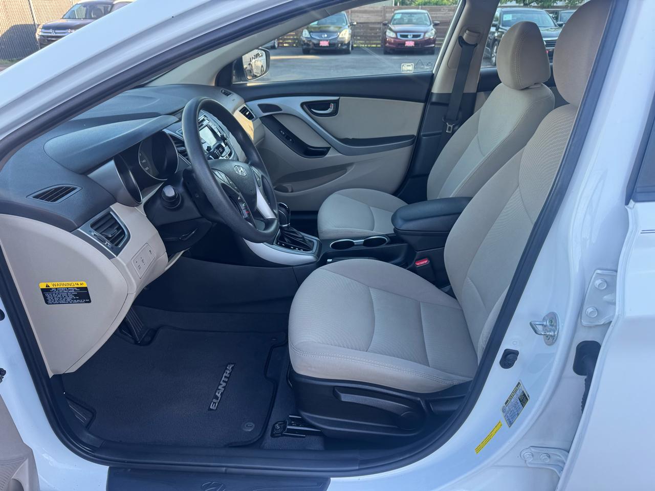 Hyundai Elantra SE 6AT 2015