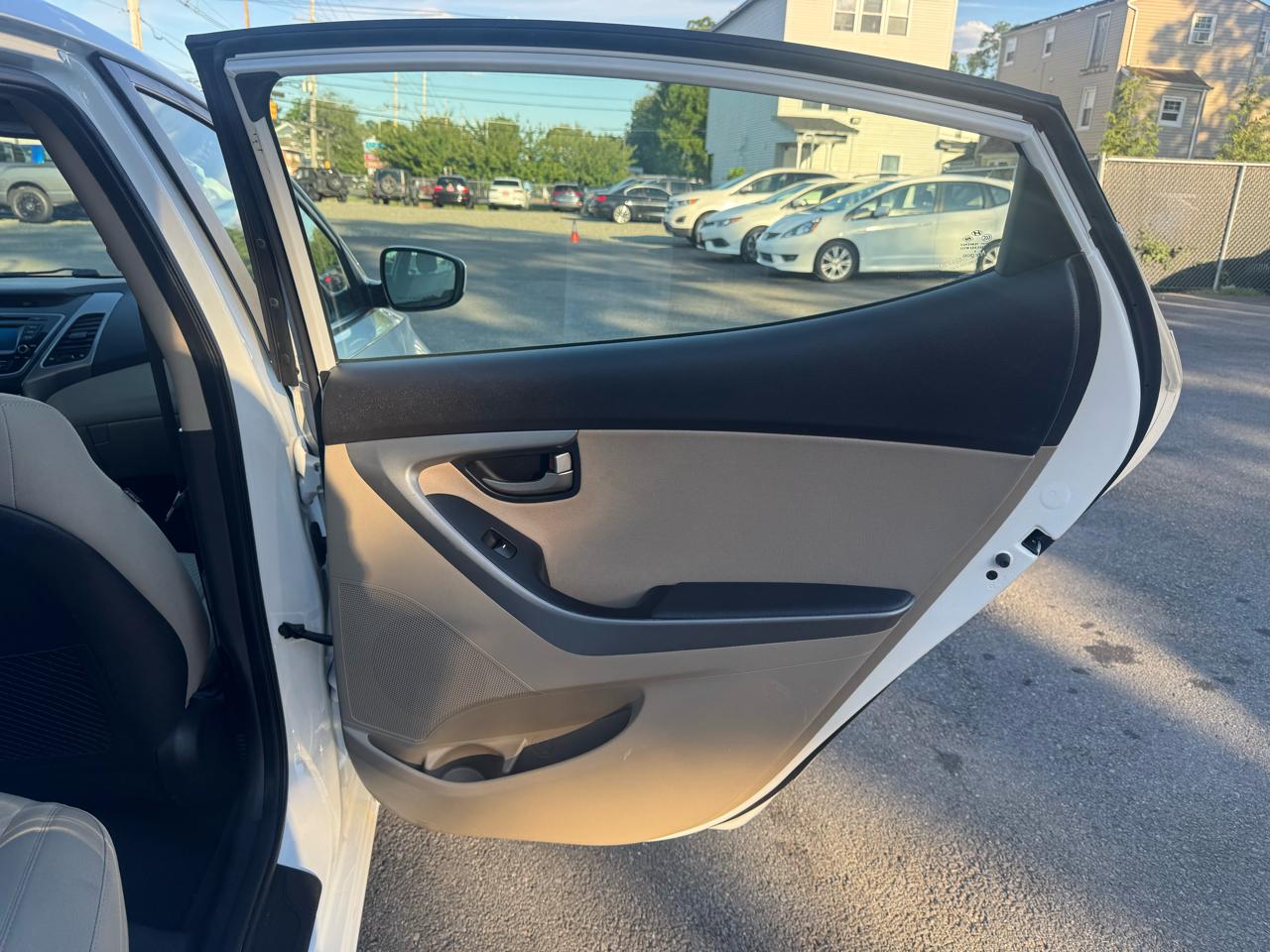 Hyundai Elantra SE 6AT 2015