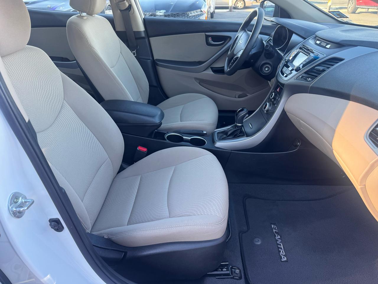 Hyundai Elantra SE 6AT 2015