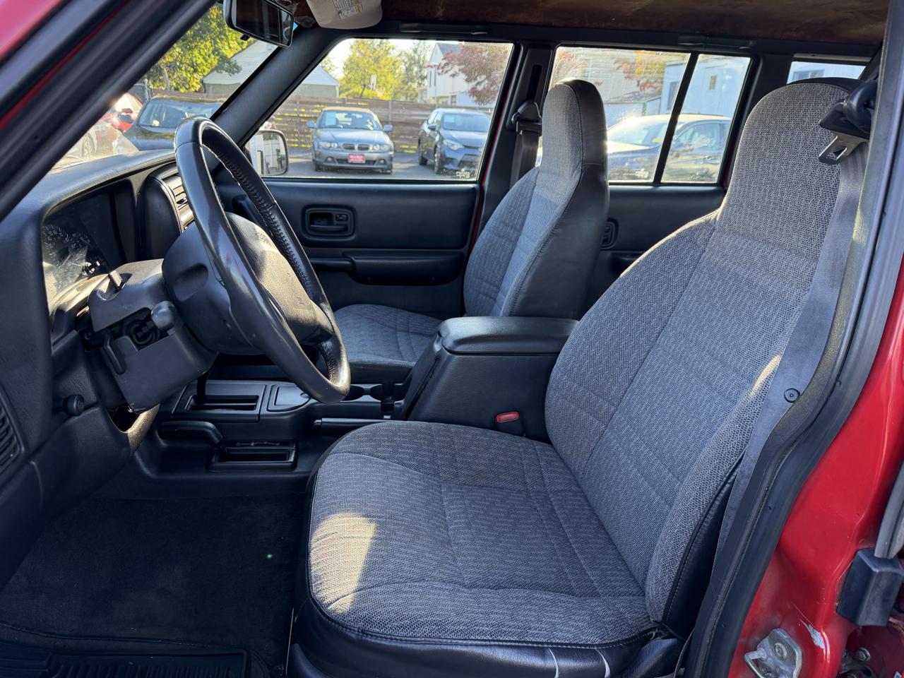 Jeep Cherokee Sport 4-Door 4WD 2000