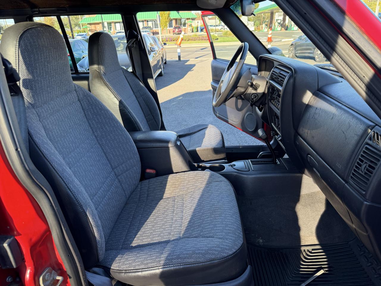 Jeep Cherokee Sport 4-Door 4WD 2000