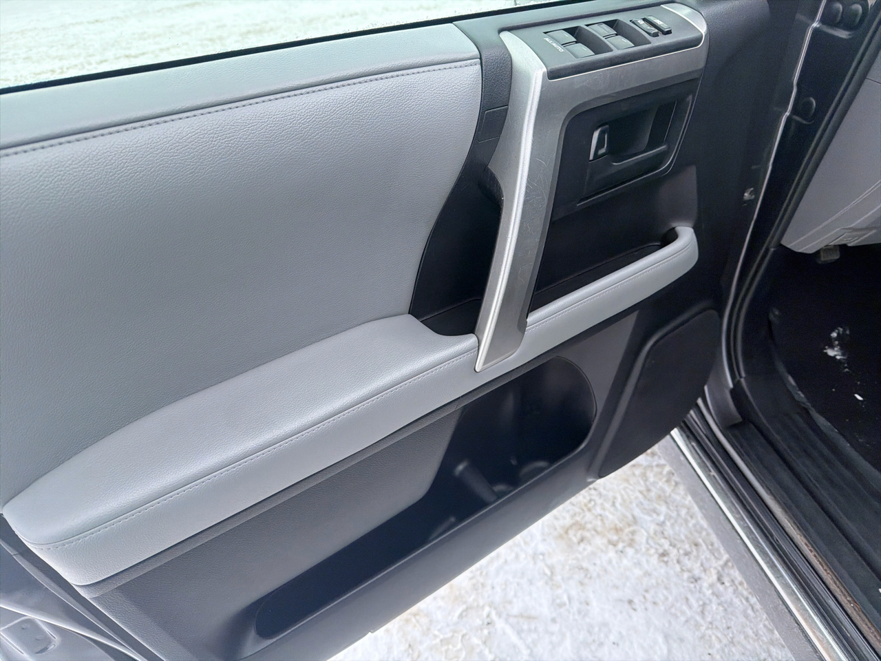 Toyota 4Runner 4WD 4dr V6 SR5 (Natl) 2012