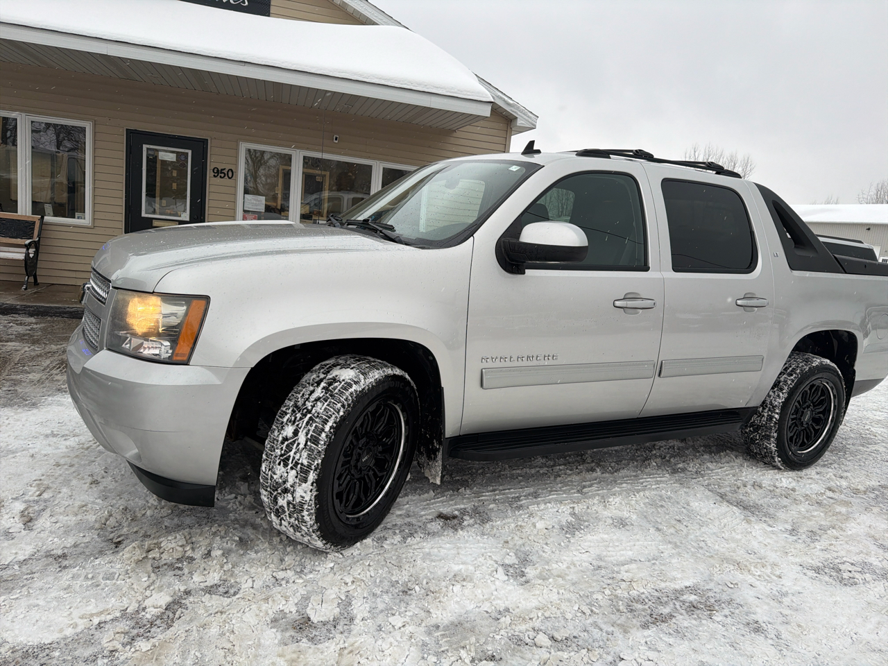 Chevrolet Avalanche 4WD Crew Cab LT 2011