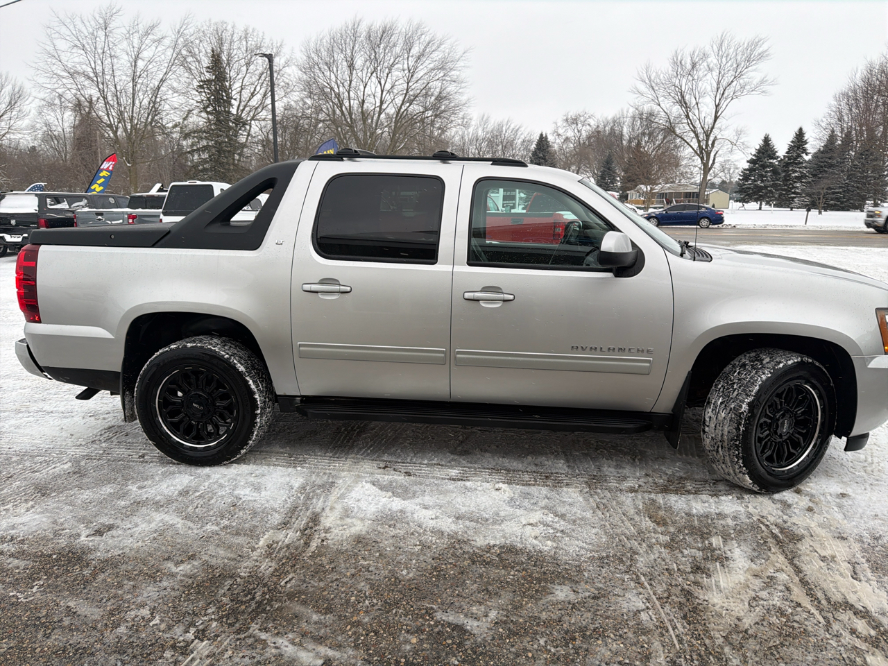 Chevrolet Avalanche 4WD Crew Cab LT 2011