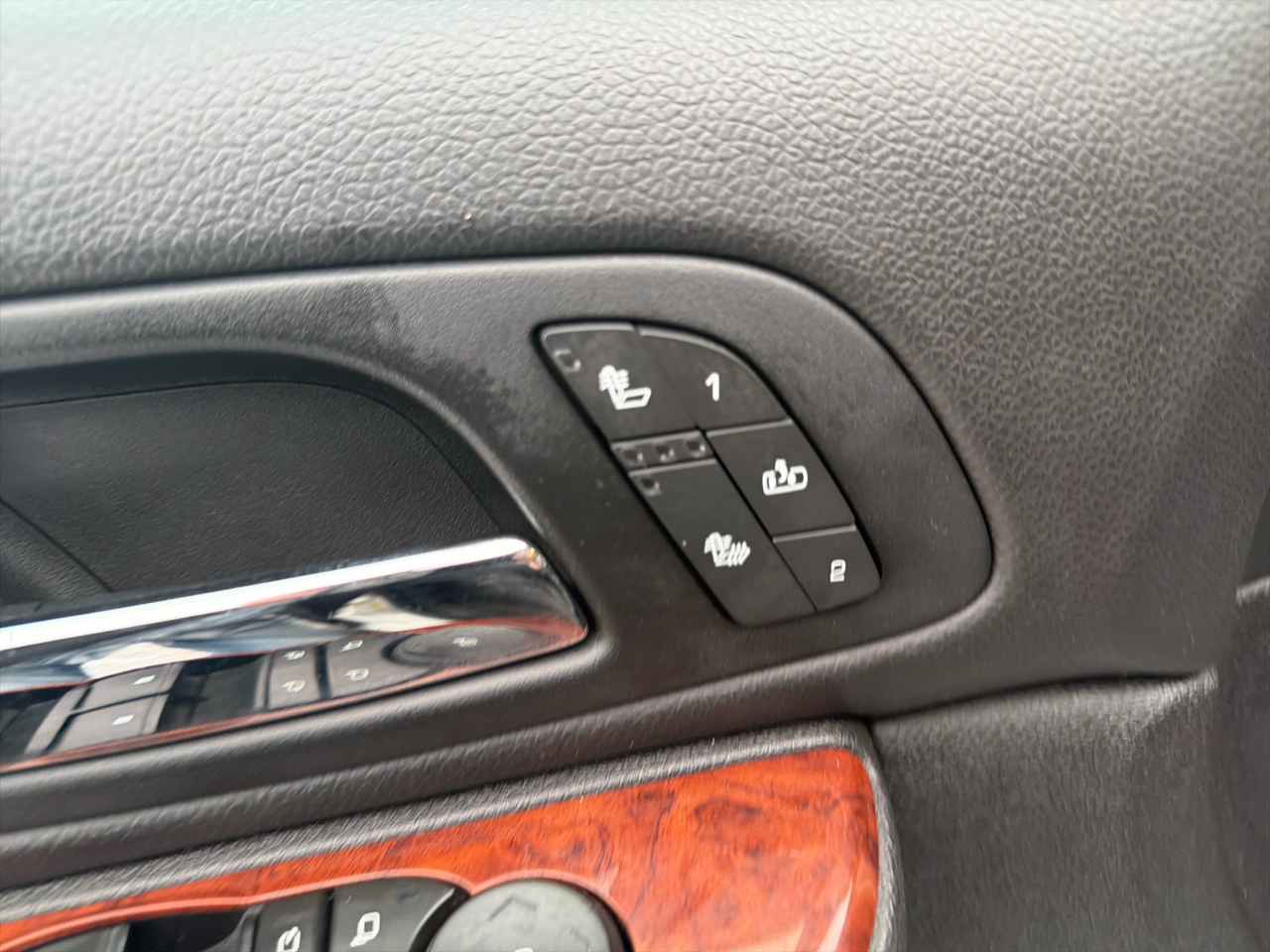 Chevrolet Avalanche 4WD Crew Cab LT 2011