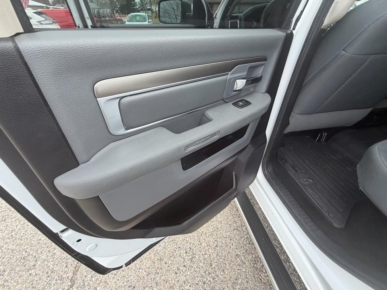 RAM 1500 4WD Crew Cab 149" Outdoorsman 2016