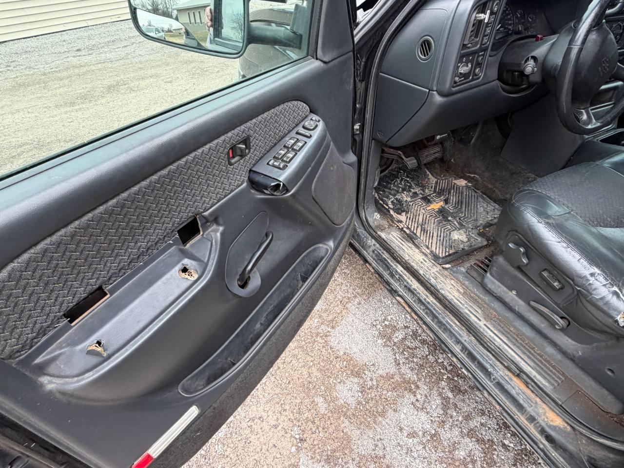 Chevrolet Avalanche 1500 5dr Crew Cab 130" WB 4WD 2002