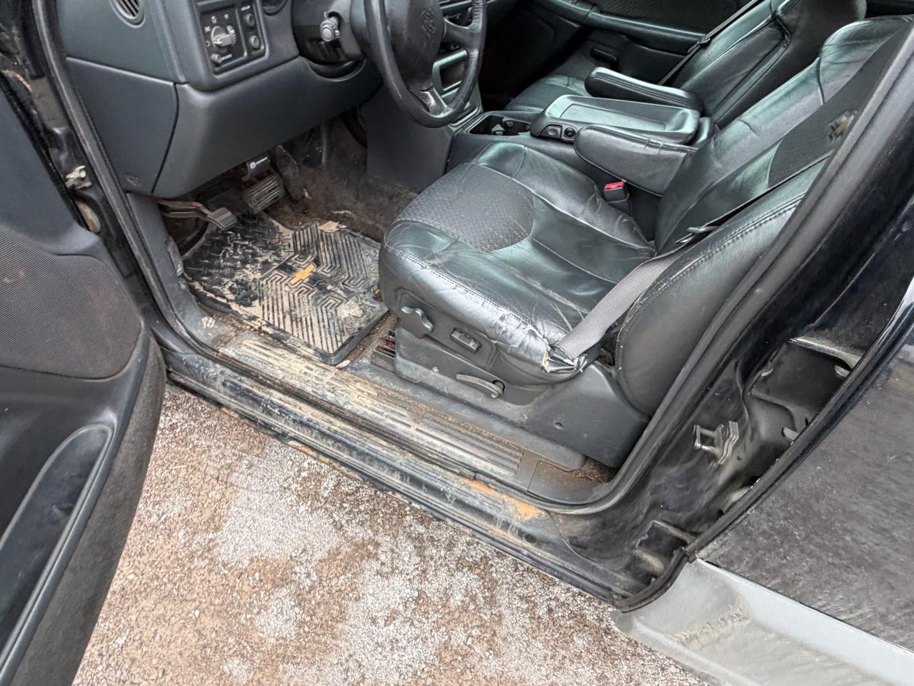 Chevrolet Avalanche 1500 5dr Crew Cab 130" WB 4WD 2002