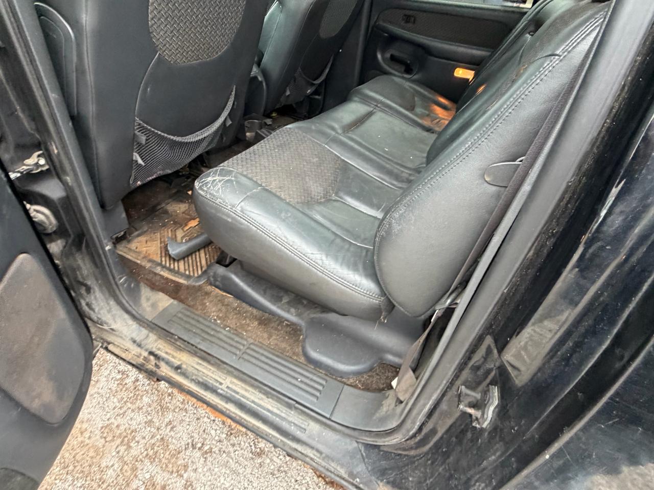 Chevrolet Avalanche 1500 5dr Crew Cab 130" WB 4WD 2002