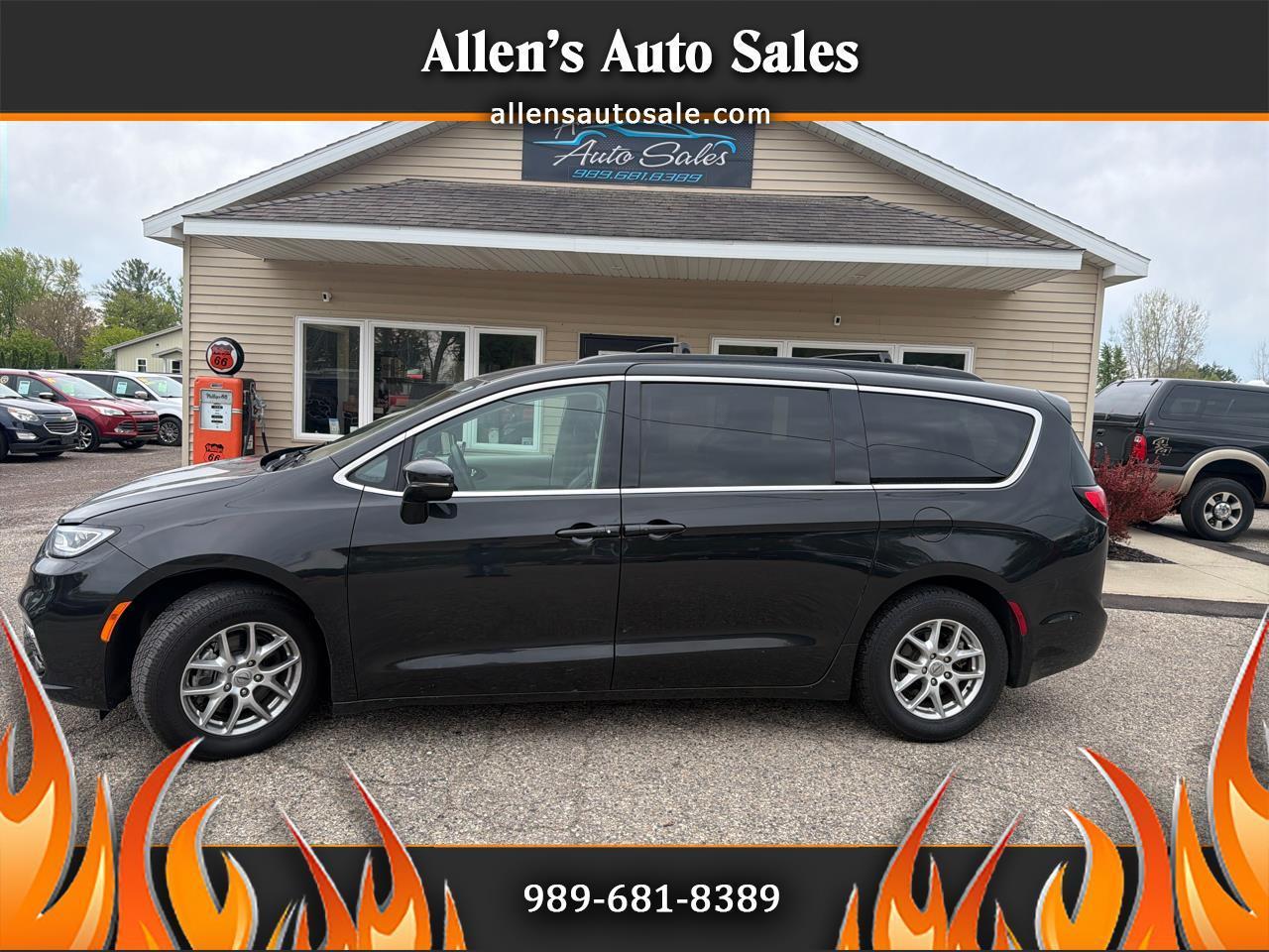 2022 Chrysler Pacifica Touring L's photo