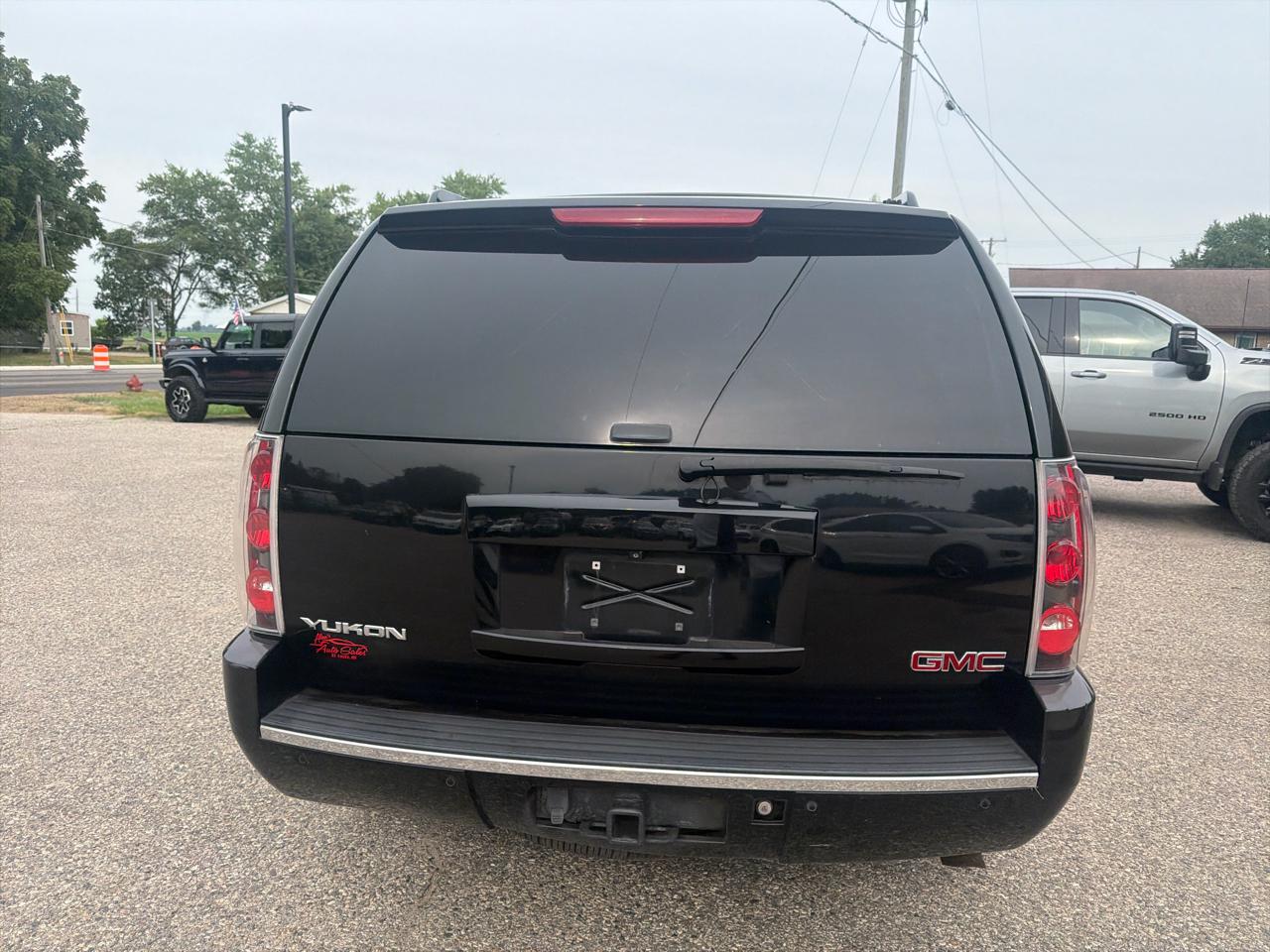 GMC Yukon Denali AWD 4dr 2007