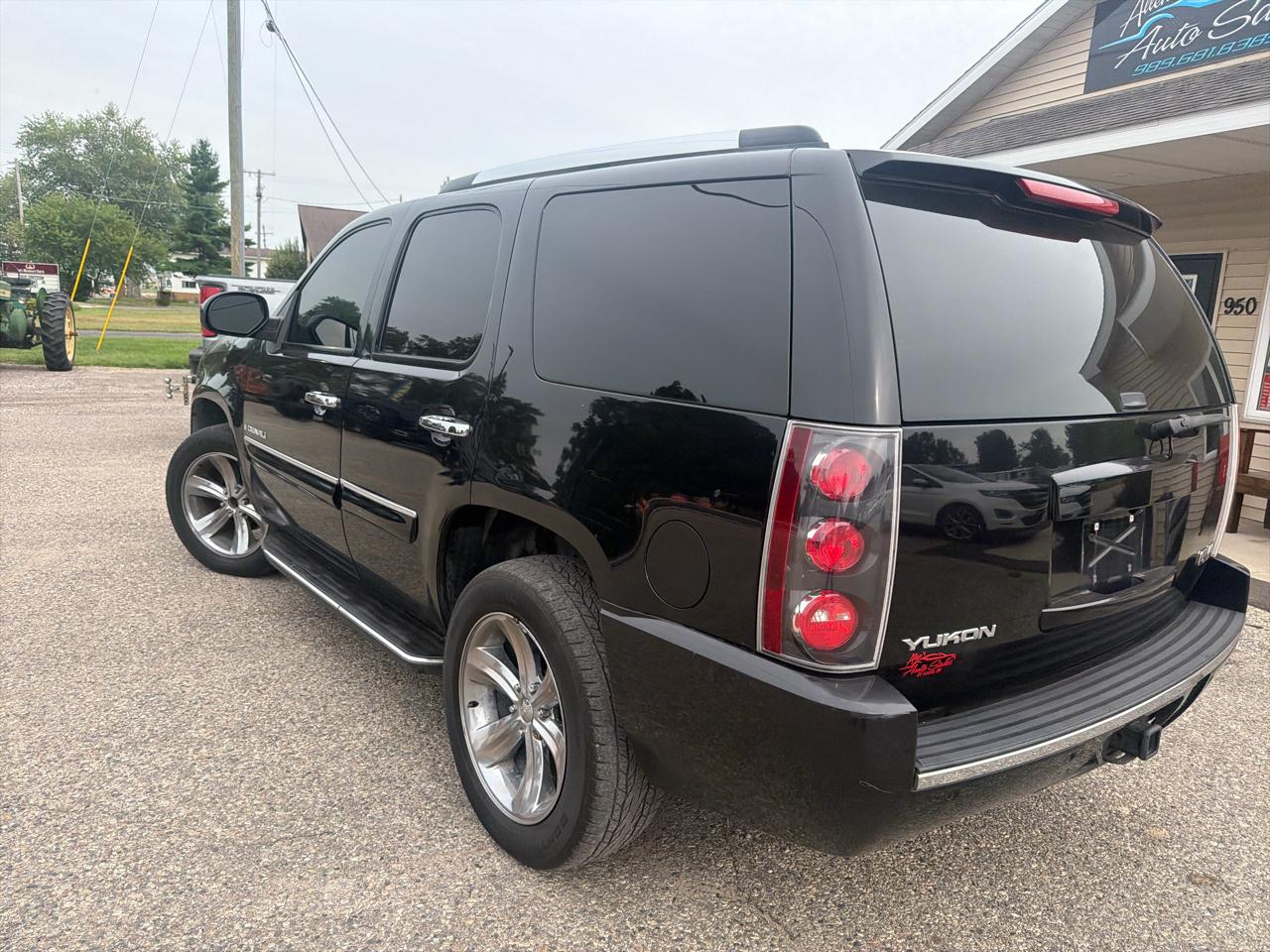 GMC Yukon Denali AWD 4dr 2007