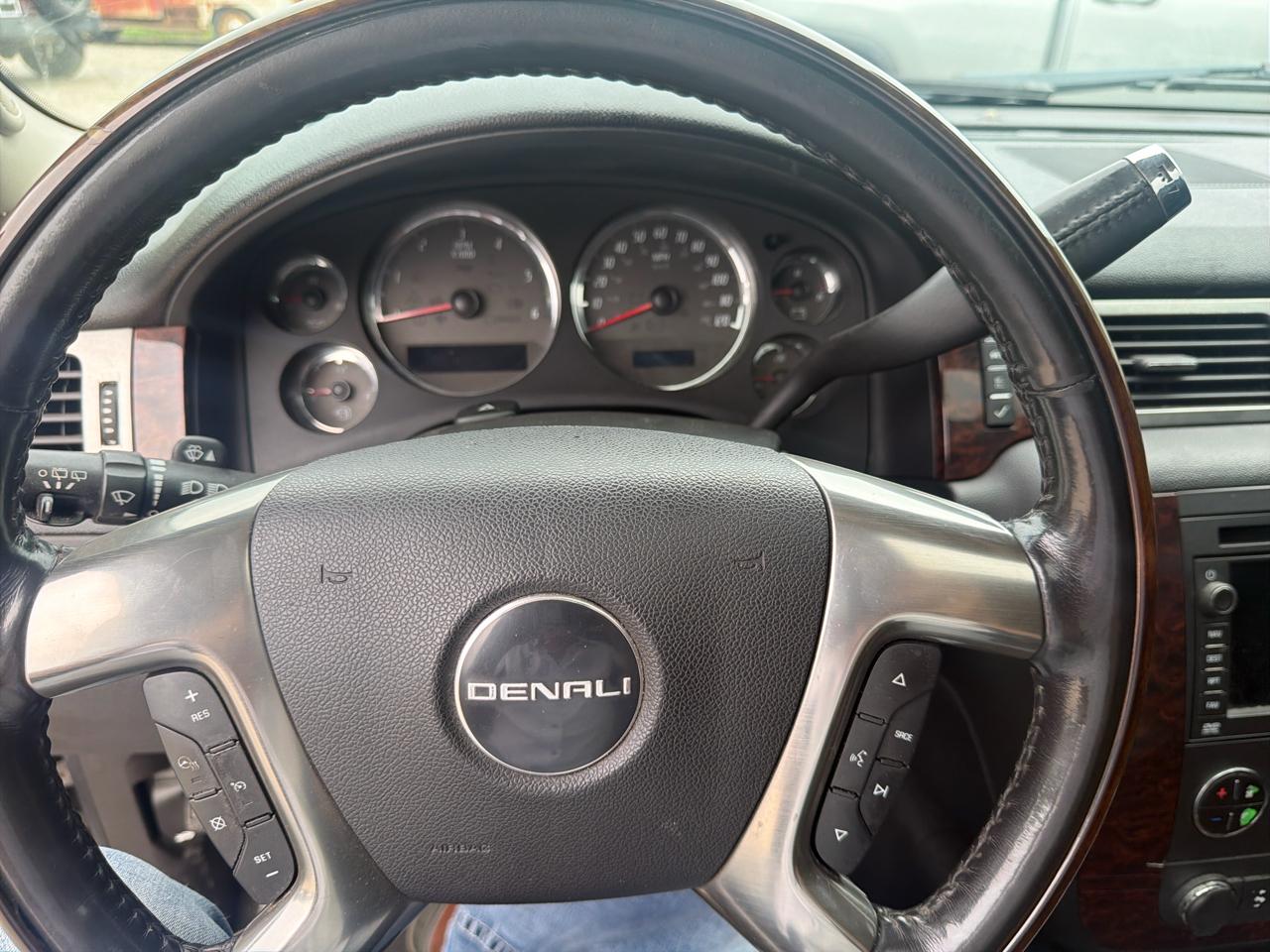GMC Yukon Denali AWD 4dr 2007