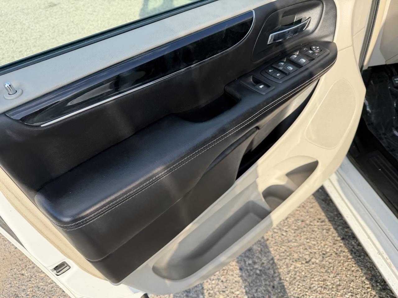 Chrysler Town & Country 4dr Wgn Touring-L 30th Anniversary 2014