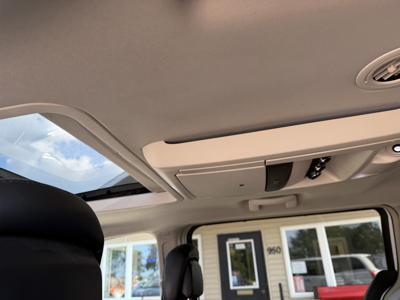 Chrysler Town & Country 4dr Wgn Touring-L 30th Anniversary 2014