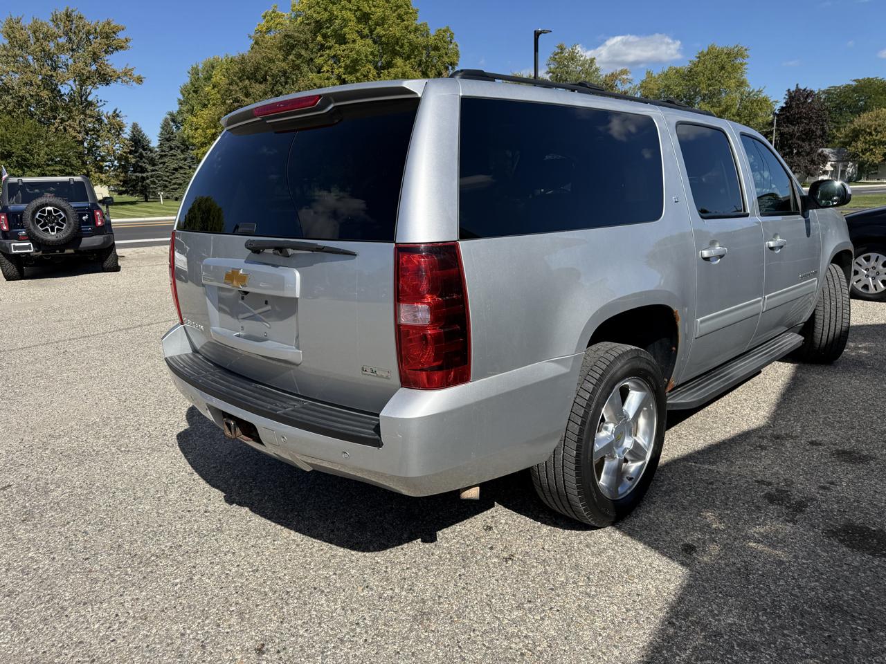 Chevrolet Suburban 4WD 4dr 1500 LT 2012