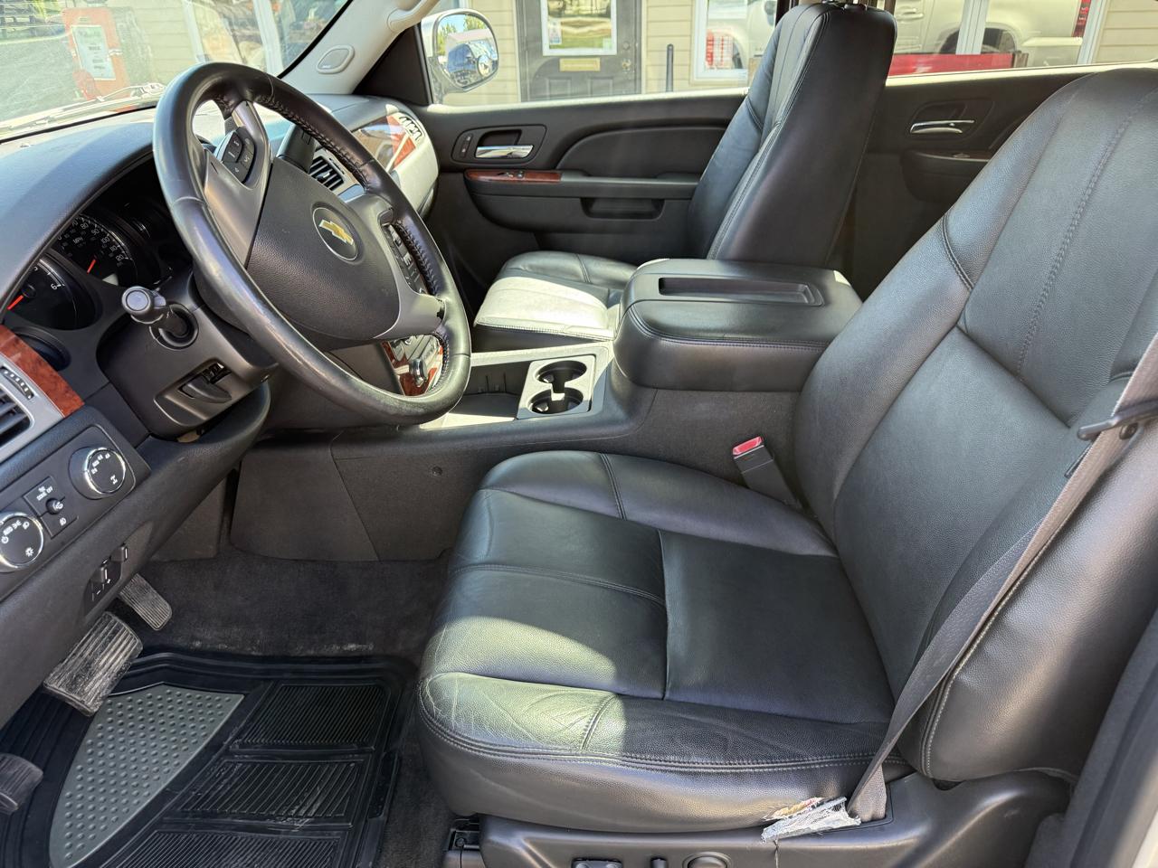 Chevrolet Suburban 4WD 4dr 1500 LT 2012