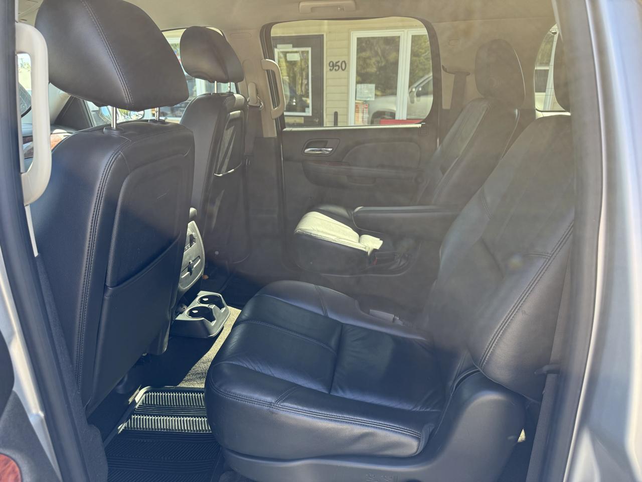 Chevrolet Suburban 4WD 4dr 1500 LT 2012