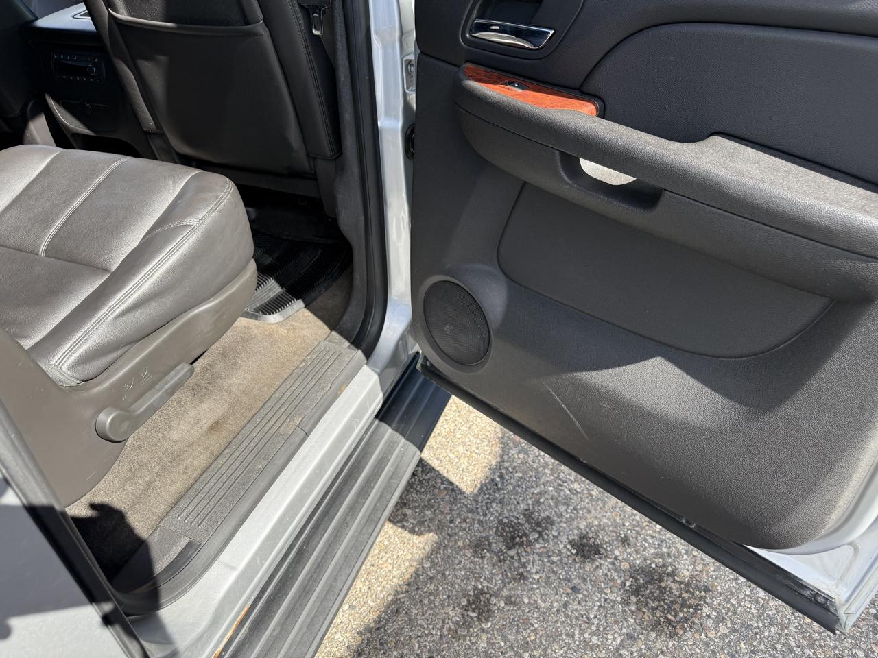 Chevrolet Suburban 4WD 4dr 1500 LT 2012