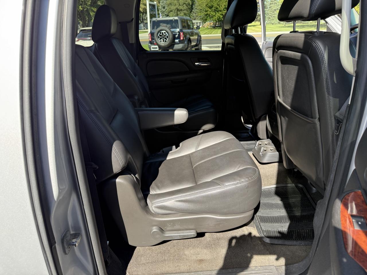 Chevrolet Suburban 4WD 4dr 1500 LT 2012
