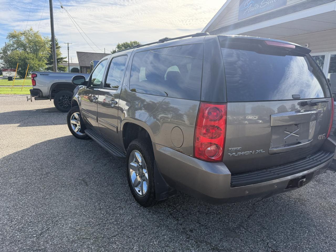 GMC Yukon XL 4WD 4dr 1500 SLT 2012