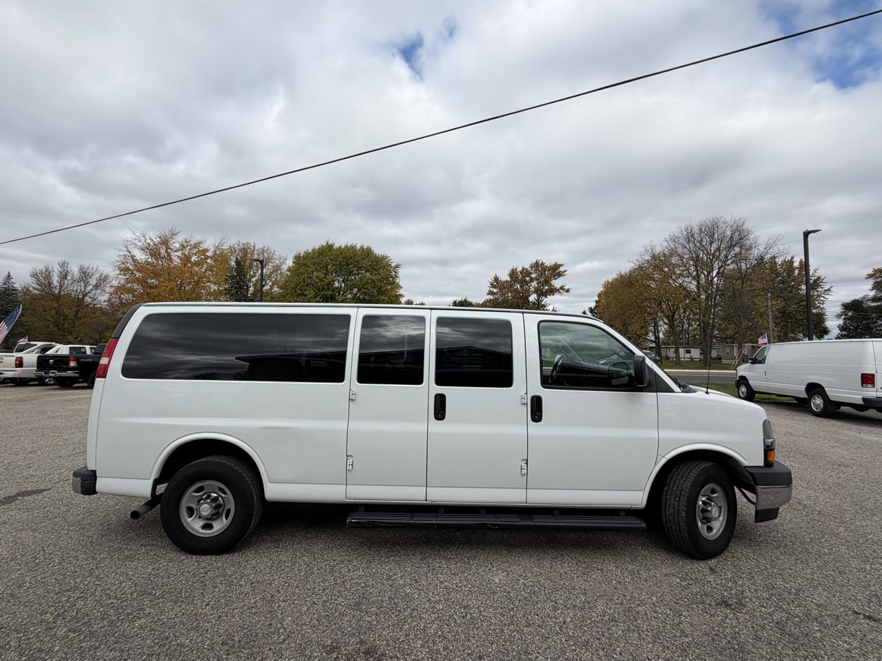 Chevrolet Express Passenger RWD 3500 155" LT w/1LT 2017